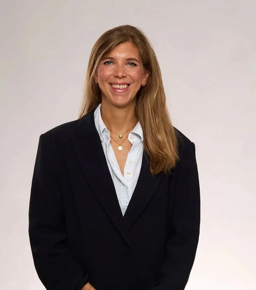Anne-Laure de Hults, cofondatrice d’Odakare, naturopathe et nutrithérapeute, souriante en blazer marine et chemise bleu clair sur fond clair