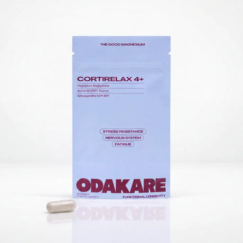 Sachet refermable Cortirelax 4+ d’Odakare, couleur bleu lavande, avec une gélule posée devant, sur fond blanc
