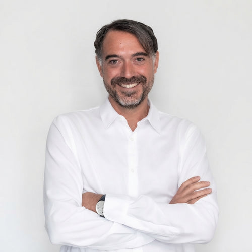 Ludovic Rondini, cofondateur d’Odakare, docteur en nutrition et biochimie, souriant, bras croisés, en chemise blanche sur fond clair