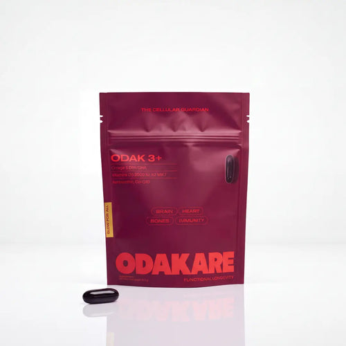 Sachet refermable ODAK 3+ d’Odakare, couleur bordeaux, avec une capsule souple posée devant, sur fond blanc