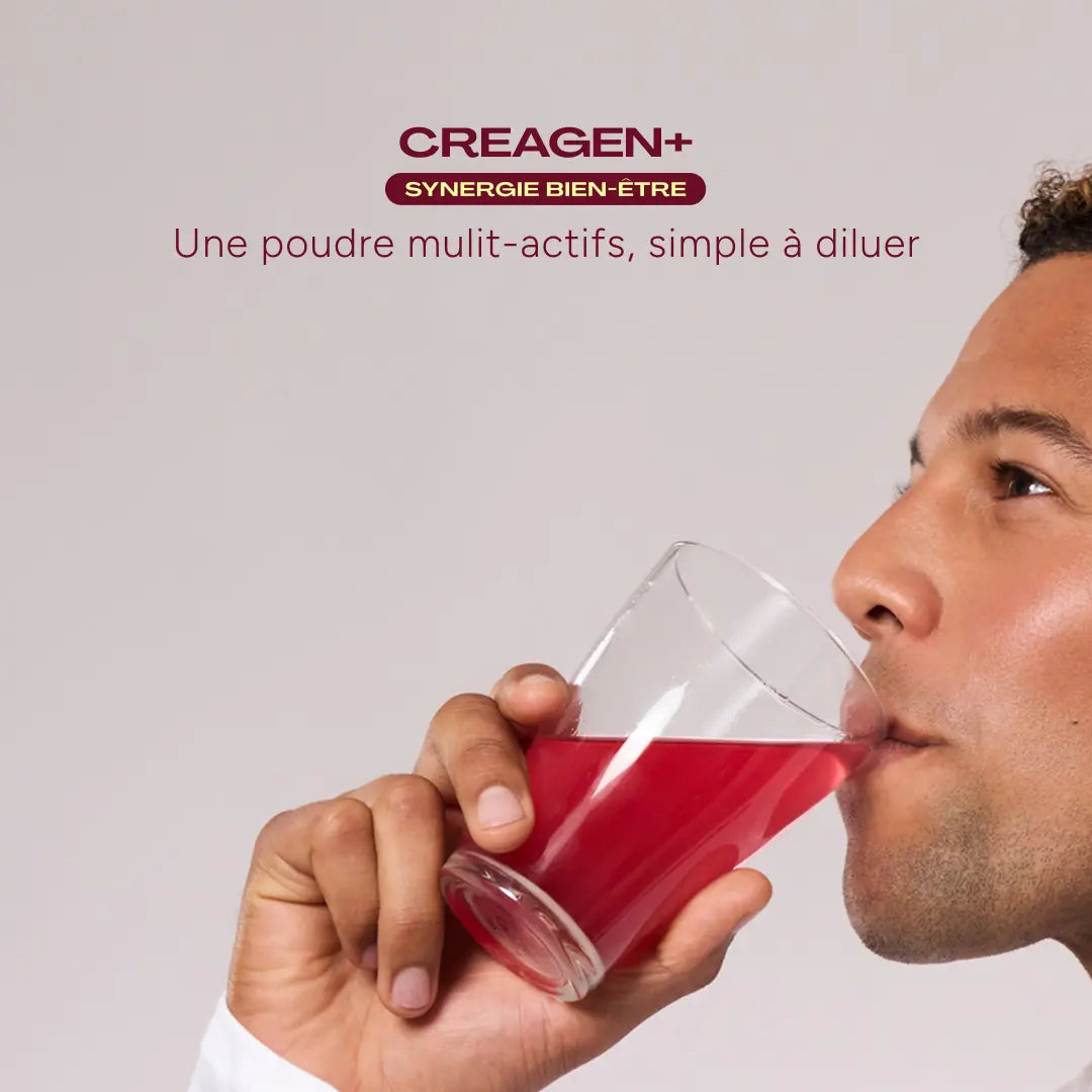 Homme buvant un verre de CREAGEN+ d'Odakare saveur fruits rouges, poudre multi-actifs simple à diluer dans l'eau
