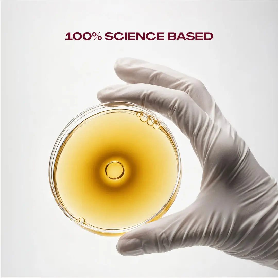 Main gantée de laboratoire tenant une boîte de Petri remplie d’un liquide doré. Texte : « 100 % science based »
