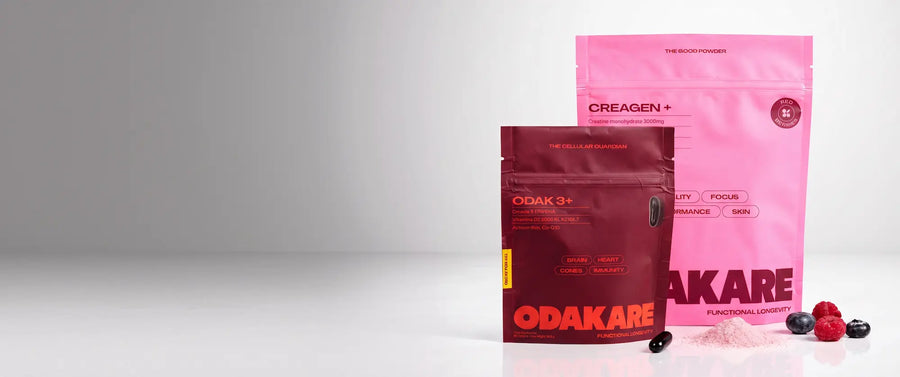 Sachets ODAK 3+ et Creagen+ saveur Red Berries d’Odakare, avec une capsule souple, un petit tas de poudre rose, des framboises et des myrtilles, sur fond blanc