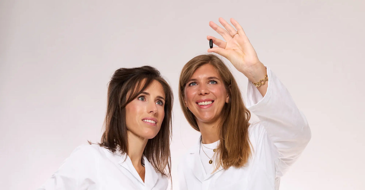 Sophie Cambron et Anne-Laure de Hults, cofondatrices d’Odakare, en blouse blanche, observant une capsule souple tenue à bout de bras